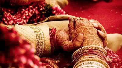 Groom kisses Bride | अति घाई पडली महागात! लग्नमंडपात नवऱ्यानं नवरीचं घेतलं चुंबन, नवरीनं लग्नच मोडलं