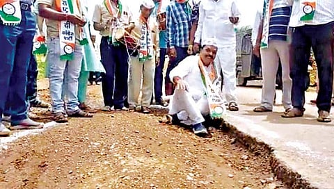 रत्नागिरी : गोट्या खेळत रस्त्यावर लोळत आंदोलन