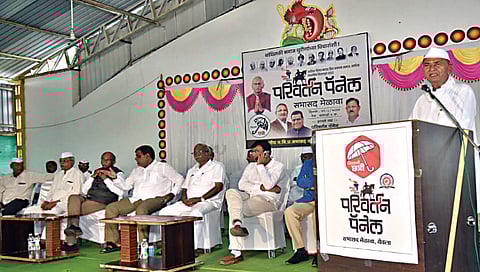 येवला : परिवर्तन पॅनलच्या प्रचार सभेत बोलताना अंबादास बनकर. समवेत इतर मान्यवर.