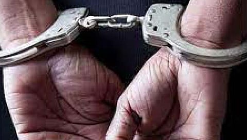 धुळे : तरुणावर धारदार शस्त्राने वार करून मोबाईल व रोकड लांबवणाऱ्या दोघांना बेड्या