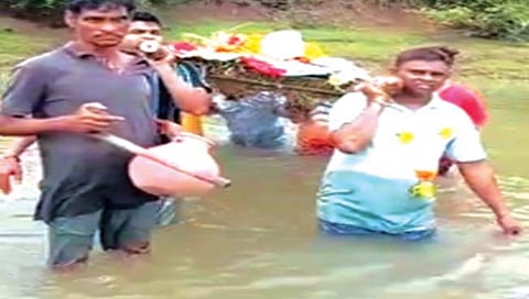 पालघर : अंत्यसंस्कारासाठी नदीप्रवाहातून जीवघेणा प्रवास