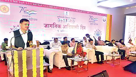 नाशिक : राज्यस्तरीय जागतिक आदिवासी दिन कार्यक्रमात बोलताना आदिवासी विकास विभागाचे सचिव अनुपकुमार यादव. समवेत मान्यवर.(छाया : रुद्र फोटो)