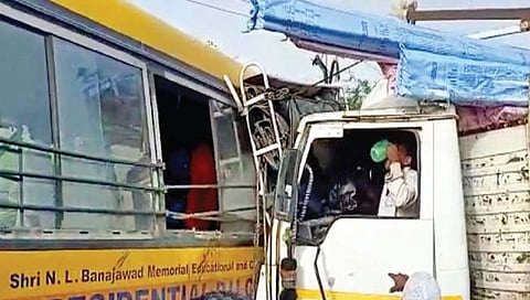 बेळगाव : कॉलेज बसला अपघात; 2 ठार