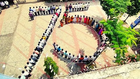 ७५ च्या आकारात मानवी साखळी