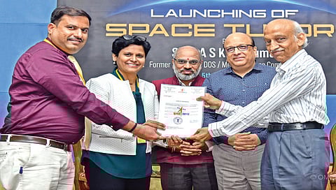 नाशिक : दिलीप ठाकूर आणि इस्रोच्या मान्यवरांकडून स्पेस ट्यूटर सामंजस्य करार स्वीकारताना अपूर्वा जाखडी.