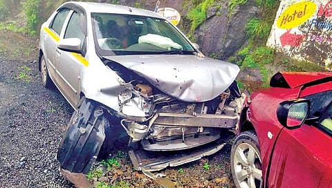 आंबेनळी घाटात अपघात : चौघे जखमी