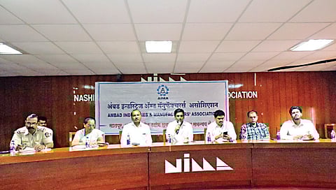 सिडको : अंबड इंडस्ट्रिज ॲण्ड मॅन्युफॅक्चरर्स असोसिएशन (आयमा)च्या वतीने आयोजित बैठकीप्रसंगी धनंजय बेळे. समवेत निखील पांचाळ, सरचिटणीस ललित बूब, महेंद्र चव्हाण, जयंत बोरसे, ईएसआयच्या अधीक्षक डॉ. राजश्री पाटील, रमेश निकाळे, जयश्री बैरागी आदी. (छाया : राजेंद्र शेळके)