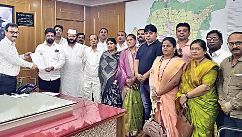 नाशिक : मनपा आयुक्त डॉ. चंद्रकांत पुलकुंडवार यांना निवेदन देताना राष्ट्रवादी काँग्रेसचे शिष्टमंडळ.