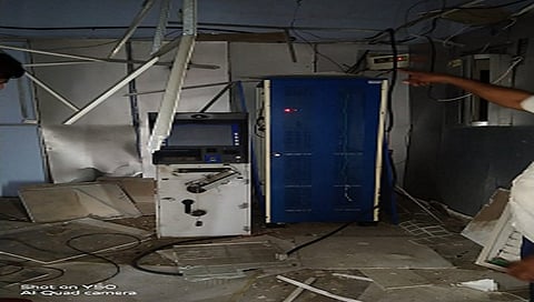 नाशिक : चक्क सुरुंगाचा ताइत लावून फोडले एटीएम, स्फोट होताच लोक जमली अन्…