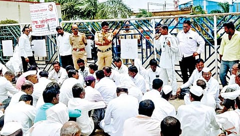 थकीत एफआरपीसाठी इंद्रेश्वर साखर कारखान्याला ठोकले टाळे