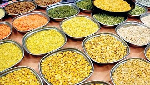 जीवनावश्यक वस्तू खरेदीसाठी किरकोळ व्यापार्यांकडे कल