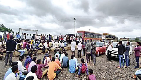 सटाणा : करंजाड येथील उपबाजार समिती प्रवेशद्वारासमोर राष्ट्रीय महामार्गावर शेतकरी संघटनेने छेडलेले रास्ता रोको आंदोलन.