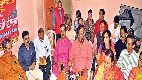 Nashik:..’एक रस्ता मला चांगला दाखवा’, नाशिकमध्ये रंगले स्मार्ट खड्डे कविसंमेलन