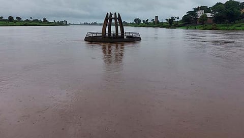 कोल्हापूर: नृसिंहवाडी येथे कृष्णेची पाणीपातळी ८ फुटावर; श्री संगमेश्वर मंदिर पाण्याखाली