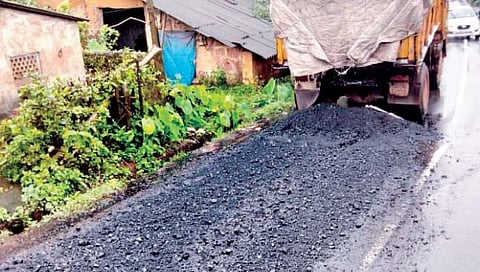 गोवा : नियमबाह्य वाहतुकीमुळे कोळसा पडतोय रस्त्यांवर