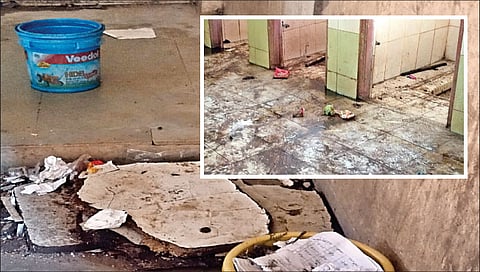 कळवण : खर्डेदिगर आश्रमशाळेतील स्वच्छतागृहासह साहित्याची झालेली दुरवस्था. (छाया : बापू देवरे)