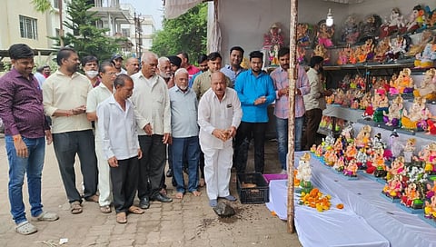 पंचवटी : हिरावाडी रोड येथे गणेशमूर्ती विक्री केंद्राचा प्रारंभ करताना माजी प्राचार्य हरीश आडके, विठ्ठल निकम, गणेश शिंदे, अशोक जगताप, मनोहर आव्हाड व परिसरातील नागरिक. (छाया : गणेश बोडके)