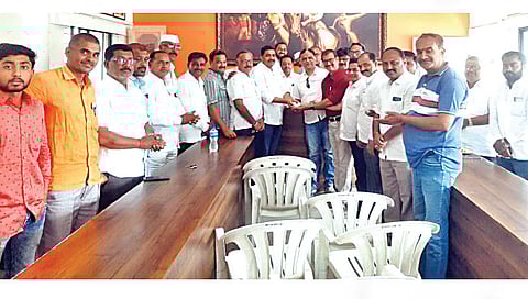 देवळा : शहरातील नियोजित चांदीच्या गणपती मंदिरातील मूर्तीसाठी चांदीचे दान देताना भाजपचे जिल्हाध्यक्ष केदा आहेर. समवेत भारत कोठावदे, जितेंद्र आहेर, लक्ष्मीकांत आहेर, योगेश आहेर आदी.