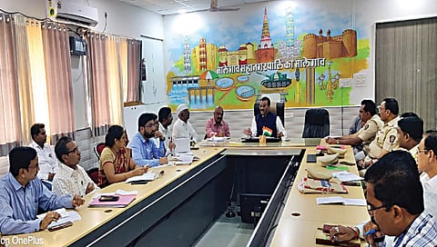 मालेगाव : गणेशोत्सवाच्या पार्श्वभूमीवर नागरी सुविधांचा आढावा घेताना मनपा आयुक्त भालचंद्र गोसावी. समवेत पोलिस अधिकारी.