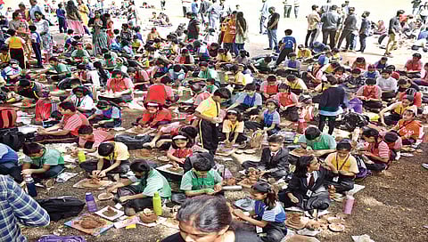 नाशिक : के. के. वाघ शिक्षण संस्थेच्या पर्यावरणपूरक गणेशमूर्ती कार्यशाळेत बाप्पा साकारताना चिमुकले.