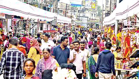 सातारा : शाहूनगरीत गणेशभक्तांची अलोट गर्दी
