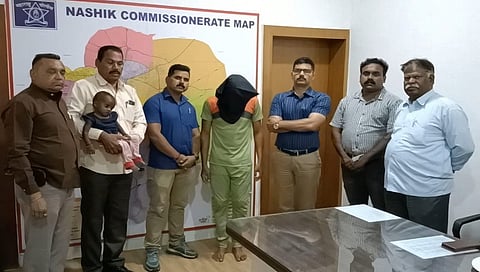नाशिक : अपहृत चिमुकलीची सुटका करणारे मध्यवर्ती गुन्हे शाखेचे पथक. समवेत अपहरणकर्ता (चेहरा झाकलेला)