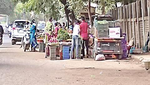 नाशिक : येथील गुरुगोविंद सिंग स्कूलसमाेर भाजीपाला विक्रेत्यांनी थाटलेली दुकाने.