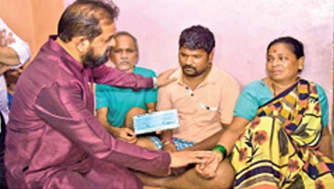 मुंबई : मृत्यूनंतर पोहोचली गोविंदापर्यंत मदत