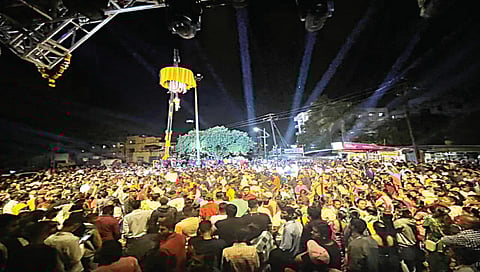 पंचवटी : हिरावाडीतील कमलनगर चौकात दहीहंडी फोडताना गोविंदा पथक व हा उत्सव पाहण्यासाठी झालेली गर्दी. (छाया : गणेश बोडके)