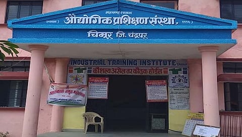 चंद्रपूर : चिमूर येथे औद्योगिक प्रशिक्षण संस्थेतील दोन कर्मचाऱ्यांना १२ हजारांची लाच घेताना रंगेहाथ पकडले