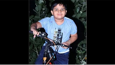 जळगाव हळहळलं : दोन कारमध्ये लागलेली शर्यत बालकाच्या जीवावर बेतली, धडकेने 15 फूट फेकला गेला चिमुरडा