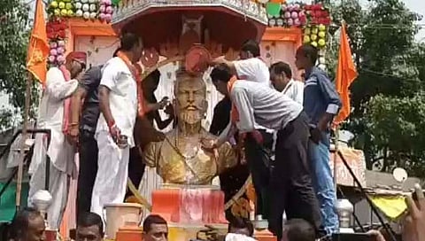 जळगाव : गुलाबराव पाटलांनी अभिवादन केलेल्या स्मारकांचे शिवसेनेकडून शुध्दीकरण