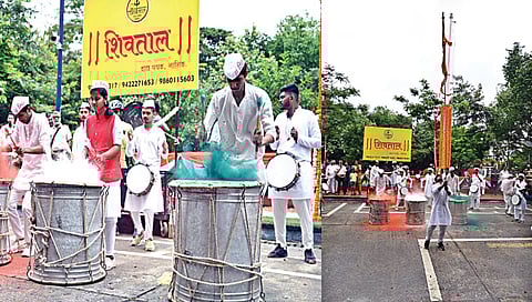 नाशिक : स्वातंत्र्याच्या अमृत महोत्सवानिमित्त महापालिका मुख्यालयात ढोल-ताशांचा गजर आणि एनसीसीच्या विद्यार्थ्यांनी गायलेल्या देशभक्तीपर गीतांनी आसमंत निनादून गेला. (छाया : रुद्र फोटो)