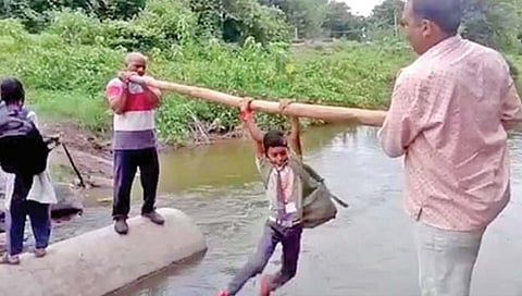 औरंगाबाद : विद्यार्थ्यांचा शिक्षणासाठी असाही जिवघेणा प्रवास..