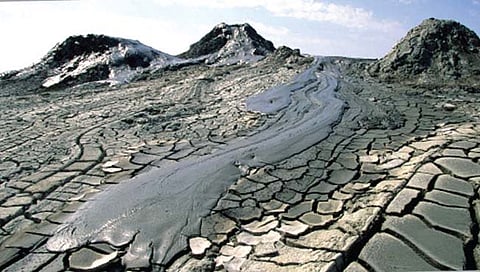 अजरबैझानात मातीच्या ज्वालामुखीचा उद्रेक