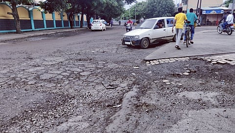 नाशिकरोड : माजी महापौर अशोक दिवे यांच्या निवासस्थानाजवळील रस्त्याची झालेली दुरवस्था.(छाया : उमेश देशमुख)