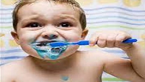 मुले टूथपेस्ट खात असल्यास…