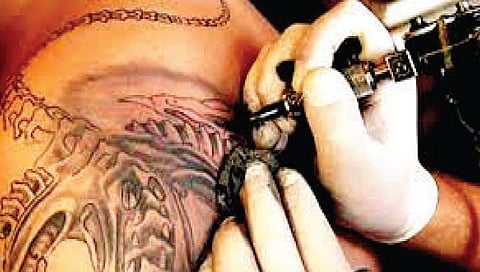 एकाच सुईने ‘टॅटू’ गोंदवणे पडले महागात