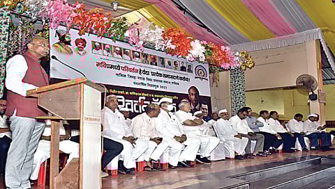 निफाड : परिवर्तन पॅनलच्या प्रचार मेळाव्यात बोलताना ॲड. नितीन ठाकरे. समवेत इतर मान्यवर.