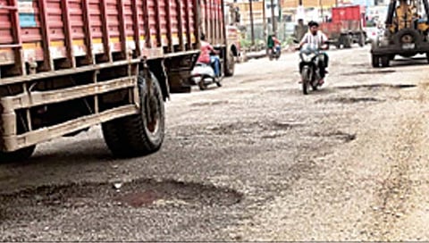 ठाणे : खड्ड्यांमुळे भिवंडी-वाडा-मनोर मार्गावर अपघातांची मालिका