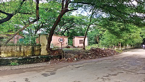पंचवटी : प्रमोद महाजन उद्यानाची कोसळलेली संरक्षक भिंत व रस्त्यावर पडलेले साहित्य. (छाया : गणेश बोडके)