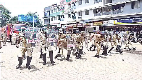 नाशिकरोड : जेलरोड येथील नारायण बापूनगर चौकात माॅकड्रील करताना उपनगर पोलिस. (छाया: उमेश देशमुख)