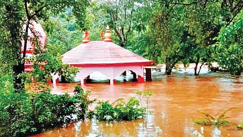 रत्नागिरी : आंजणारी येथील दत्तमंदिर पाण्याखाली