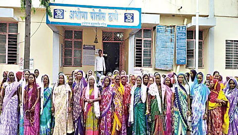 अभोणा : दारूविक्रीविरोधात पोलिस ठाण्याबाहेर आंदोलन करताना दळवट, शिंगाशी गावातील महिला.