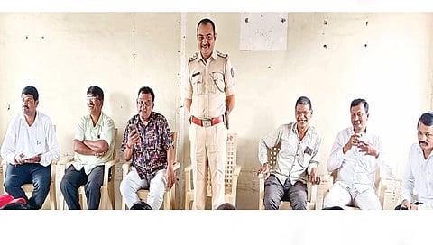 जानोरी (ता. दिंडोरी) येथे गणेशोत्सवानिमित्त गणेश मंडळांच्या बैठकीप्रसंगी दिंडोरी पोलिस निरीक्षक प्रमोद वाघ व उपस्थित ग्रामस्थ. (छाया : समाधान पाटील)