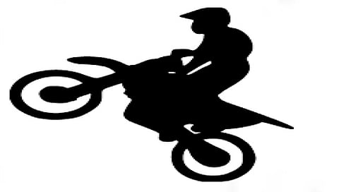 नाशिकमध्ये दुचाकीस्वाराची स्टंटबाजी, व्हिडिओ व्हायरल : पोलिसांच्या कारवाईकडे लक्ष