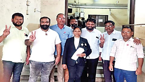 नाशिक : दूध आंदोलनाच्या खटल्यातून मुक्त झालेले हंसराज वडघुले आणि सहा जण विजयी खुण दर्शविताना.