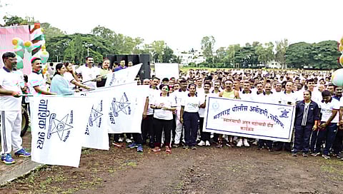 नाशिक : पोलिस दौडचे उद्घाटन करताना आ. सीमा हिरे, महाराष्ट्र पोलिस अकादमीचे संचालक राजेश मोर, पोलिस आयुक्त जयंत नाईकनवरे आदी. (छाया : हेमंत घोरपडे)