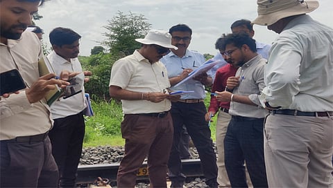 जळगाव : तिसर्या रेल्वेमार्गाचे निरीक्षण करताना सुरक्षा आयुक्त मनोज अरोरा. सोबत रेल्वेचे अधिकारी. (छाया : चेतन चौधरी).