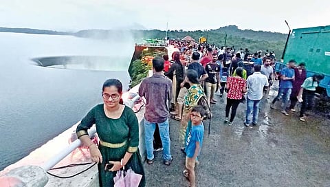 गोवा : सलग सुट्ट्यांमुळे पर्यटकांना पर्वणी